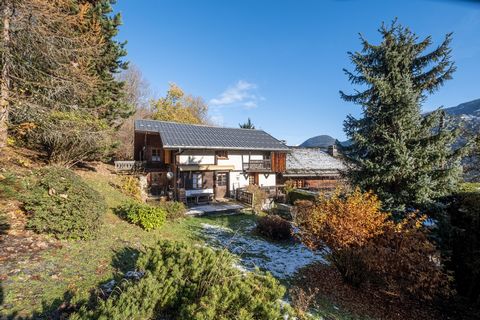 UNDER COMPROMISE, THIS PROPERTY IS NO LONGER AVAILABLE, Discover the Chalet du Bettex, a charming chalet to renovate located in Saint-Gervais, in the locality of Gollet, halfway between the ski lifts of the Evasion Mont-Blanc ski area and the centre ...