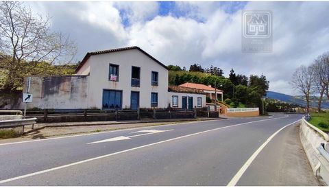 5 bedroom villa consisting of 2 floors, of relatively recent construction, although it is in need of improvement/recovery works. Located next to the Regional Road, north of the parish of São Brás, municipality of Ribeira Grande. Ground floor (Floor 0...