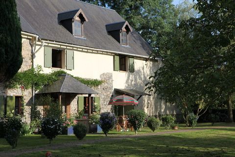 Dit vakantiehuis heeft 2 slaapkamers en is geschikt voor 4 personen, ideaal voor een gezin. Het ligt op een landelijke plek in Normandië, in Saint-Sauveur-Lendelin. Rondom het huis is een grote tuin met mooie bloemen, bomen en een fruitgaard met pere...