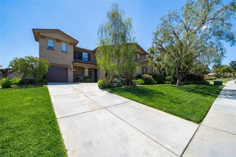 EXQUISITE Executive Living in South Corona in most sought after Chase Ranch! High impact entry into formal parlor & elaborate formal dining room. Great Room w/custom built-in entertainment center, beautiful gas starter fireplace w/hand carved mantel!...