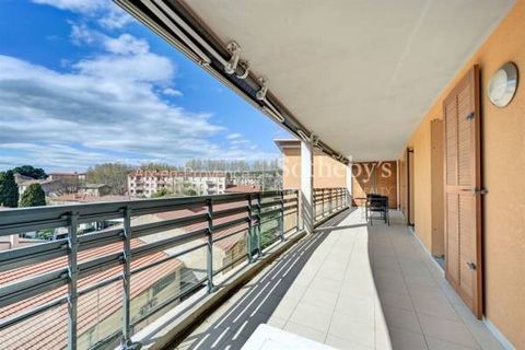 This large 142 sq. m flat on the four ème of the building with two terraces is for sale. It is ideally situated in Allée Provençale (Aix En Provence ). Wonderful views sans vis-à-vis are a real asset. Location plays a significant role in deciding whe...