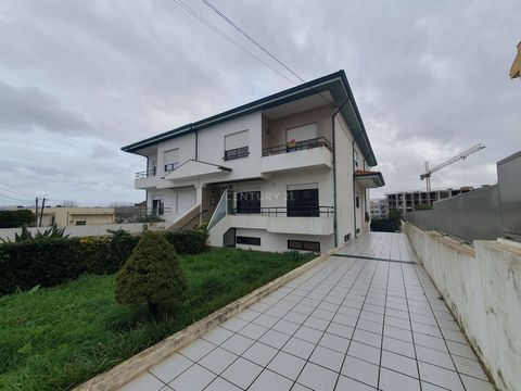 Floor 3 bedroom house with an area of 258 square meters, (private area of 218.7 m2 and dependent area of 39.35 m2) located in Maia, in the district of Porto. Located in a calm and peaceful residential area, close to shopping, services, schools and gr...