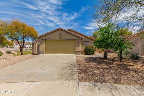 Single level 3 bedroom, 2 bath home with RARE 3 car tandem garage! Split master bedroom and newly remodeled master bathroom with walk-in closet. Great room opens to kitchen with island, black appliances (new microwave), pantry and built-in desk. Cove...