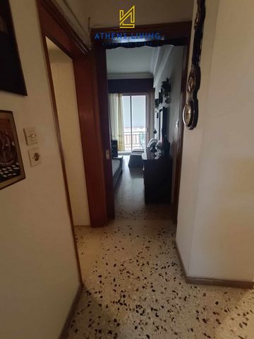 PERAMA - CENTER. 130 sq.m. floor apartment for sale. It is located on the first floor of a 1980 duplex building without an elevator. It also has exclusive use of the roof (air) with the right to rise. It consists of 4 bedrooms, 3 bathrooms, two kitch...