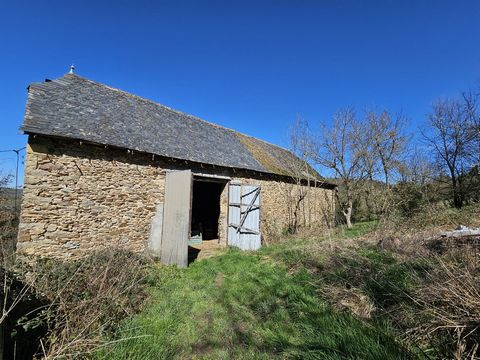 On the heights of Previnquieres, superb isolated farmhouse of 97m² with its agricultural land of 22 ha! The house is made up of 3 bedrooms of 15m², 20m² and 20m², one of which is currently used as a plastic arts workshop! The 25m² living room, equipp...