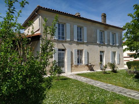 'Exclusively' Sector of Jonzac located in a small hamlet, very beautiful Charente-style house of 127 m2 with an adjoining garage of 26 m2 on very beautiful wooded grounds of 982 m2 enclosed all around. Close to the town with spa treatment and all sho...