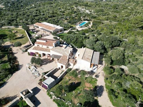 Lucas Fox presents this idyllic rustic building in the middle of nature adjacent to the famous Son Bou nature reserve, Alaior. La Finca is surrounded by 80 hectares of forest and fields with wild animals and presents three buildings with a total of 9...