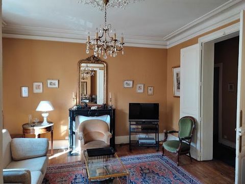 Limoges 87000, in the Square des Emailleurs district. Character apartment with a surface area of 122 m2 with parquet flooring, fireplaces, rose windows and high ceilings, located on the first floor of a building from the 1900s with 3 apartments. This...