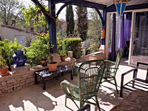 Dans un petit village du Lot à 7 km de Limogne en Quercy, cette maison offre tout le confort, le calme avec vue sur le jardin. On entre par la véranda équipée d'un barbecue, pour accéder à la maison. Un grand séjour/cuisine ouvert, traversant, est la...