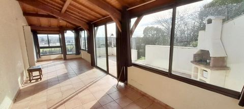 Ideal for a large family or self-employed physiotherapist etc. This 200 m² house in the hills with views over the valley has a lot to offer. Ground floor: entrance hall, lounge, cellar, bedroom with shower room, WC, boiler room, utility room, spaciou...