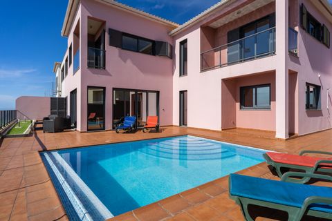 Canhas Views 47 is the ideal getaway for those who want to spend a relaxed family holiday. With all the tranquility and convenience that a fully equipped Country House with a pool and a barbecue can offer. Located in the sunny municipality of Ponta d...