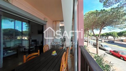 Ideal location! In Saint Cyprien with immediate proximity to the beach and only 600 m from the port, in the Maillol district. Come and discover this charming 3-room apartment located on the first floor. It consists of a living room with access to a p...