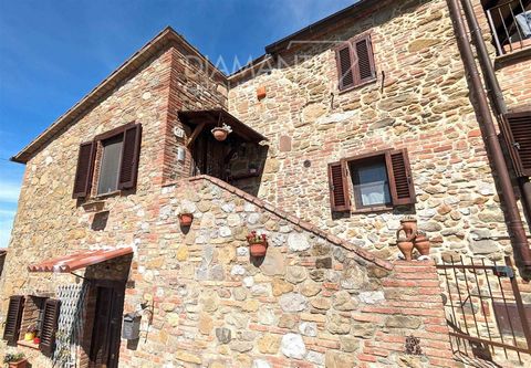 CITTA' DELLA PIEVE (PG): Moiano: Independent flat on the first floor measuring approximately 85 sq m comprising: living room with fireplace and kitchenette, hallway, double bedroom, small bedroom and bathroom with shower and bath. The property includ...