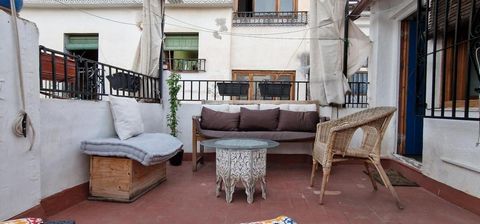 Typical white house from the Albaicin, located between Plaza Larga and the Mirador de San Nicolás. In the middle of Albaicin Alto. Perfectly connected with buses and taxis, convenient access to public parking (5 min). Near the Sacro Monte and the Tab...