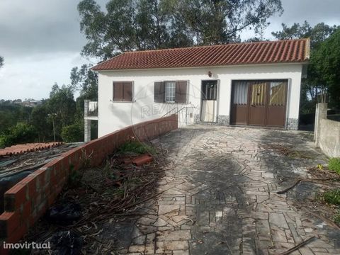 House in Santo Isidoro, Mafra. It is set in a plot of 900m², has 129 m² of construction. Located in a quiet village 7 km from the Ribeira D'Ilhas world surfing reserve, 10 km from the center of Ericeira, 45 km from Lisbon airport. It is also 10 km aw...