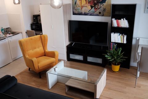 Charming 33m² studio located in Clichy, close to Paris. Very quiet area (surrounded by a triangle formed by the Seine, a cemetery and a stadium). There are shops, restaurants, cafés and transport links (bus, metro lines 13 and 14, RER C and Velib sta...