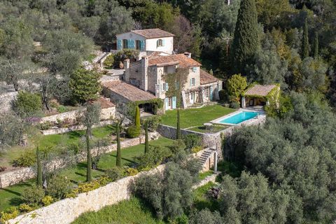 Property of approx. 275 m2 set in landscaped grounds of approx. 5678 m2 combining an olive grove, landscaped plateaux and manicured terraces. A swimming pool completes the property, which offers unique views of the Cannois countryside.The property co...