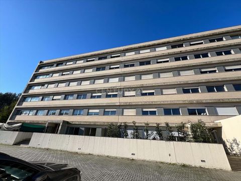 Oportunidade para adquirir este apartamento T3 com uma área total de 185 m2, situado em Moreira, na Maia, distrito do Porto. Localizado em zona habitacional tranquila, o imóvel fica próximo de pontos de comércio, serviços e escolas. Zona bem servida ...