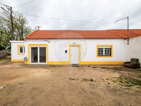 Maison de 2 chambres avec allocation d’entrepôt. Cette maison n’a pas de conditions pour le financement hypothécaire. Entièrement rénové à Casais da Lagoa, Azambuja. Cette propriété a été rénovée pour offrir un espace moderne et confortable pour vous...
