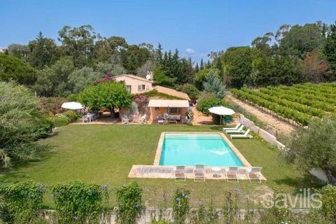 An exceptional property, located in Saint-Tropez, in the heart of one of the most beautiful addresses, in a preserved and green environment, offering an open view on the vineyards. This property, set in more than 8,000 sq m of grounds, offers a stron...