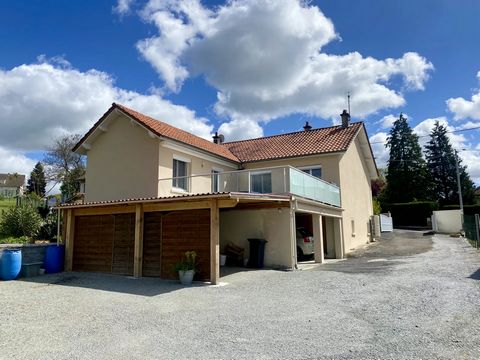 EXCLUSIVE TO BEAUX VILLAGES! This elevated house is located in Bellac, offering a pleasant and functional living environment in a peaceful residential area. On the ground floor, a spacious and bright living area welcomes you with a fitted kitchen, to...