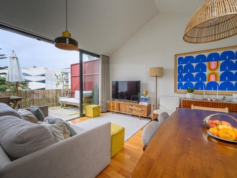 2-storey duplex flat on the top floor of a 2-storey building, by the OODA architecture office, situated in the best area of Porto, opposite Serralves and a 2-minute walk from the Colégio do Rosário and the Lycee Français. The flat has unobstructed vi...