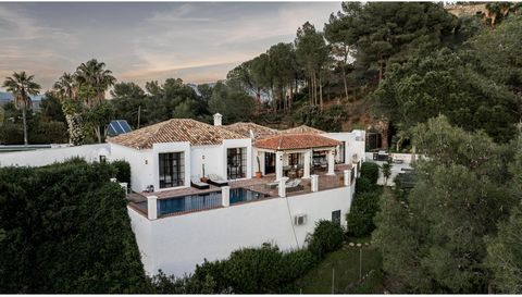 Welcome to your dream retreat! This magnificent 4 bedroom, 4 bathroom villa is located in the popular gated community of El Madroñal. Located at entrance number 1, making the villa easily accesible, close to amenities, restaurants and San Pedro de Al...