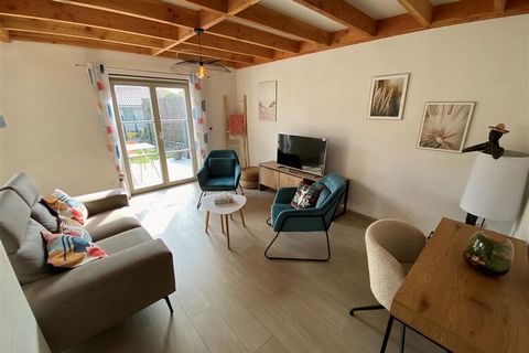 Relax and unwind in this peaceful, stylish space. Charming holiday home in the Westhinder domain in Koksijde with 3 bedrooms for up to 6 people. Private parking and enclosed garden, ideal for a family with children. Equipped with every comfort, it is...