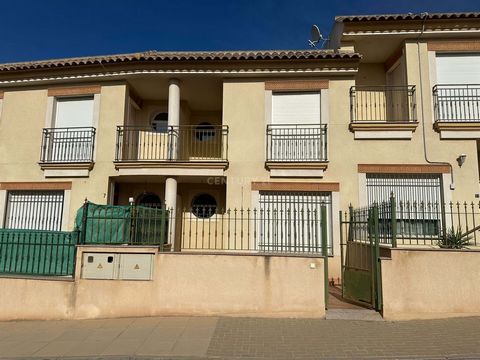 Excelente oportunidad en Lorca (Murcia) de adquirir en propiedad esta vivienda unifamiliar adosada con una superficie de 152,28m² construidos, con excelente distribución , se encuentra en la pedanía de La Escucha. Está dividida en 2 plantas sobre ras...