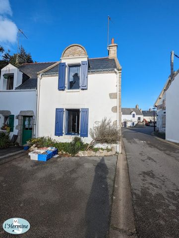 Very nice fisherman's house, in the heart of a typical village. It offers on the ground floor, a bright living room with an old fireplace, a fitted kitchen. The first floor consists of a large bedroom, shower room with toilet. Located on a plot of 31...