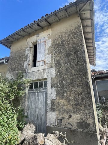 South Royan, ten minutes from the beaches, near village, all shops, Old house (castle outbuilding), quiet. Living room/kitchen, 1 or 2 bedroom(s), a bathroom, small exterior. This old stone house, built in a group around two hundred and fifty years a...