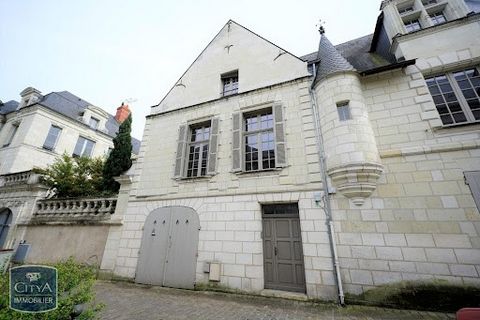 EXCLUSIVE - IN A 16th CENTURY MANSION IN THE HEART OF SAUMUR Your CITYA CADRE NOIR AGENCY presents to you exclusively in the heart of the old center of Saumur this 3-room house with a Carrez law surface area of ​​88.6 m². This completely renovated ac...