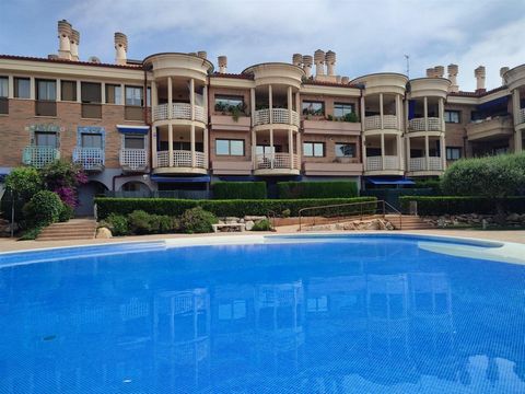 Duplex in one of the best buildings in Palamos, very well located near the center, Av. Catanlunya and its shopping area, and walking distance to the beach and port. In the area that has been revalued with the expansion of Carrer Vincke. A good catego...