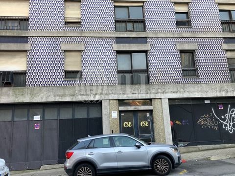 Building for refurbishment, with 2075 sqm of gross construction area and 1115 sqm of gross dependent area, located on Rua D. João IV, in downtown Porto. Situated on a 1525 sqm plot of land, it consists of 5 floors, with three above the ground floor l...