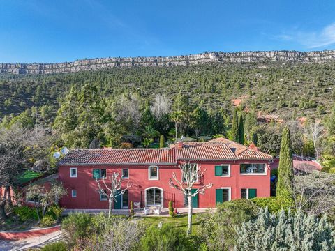 Située au pied de la majestueuse montagne, cette sublime villa de 430 m2 sur un terrain de 3,5 ha offre une vue imprenable. A seulement 10 minutes de l’effervescence d’Aix-en-Provence, cette propriété allie luxe et tranquillité dans un cadre naturel ...