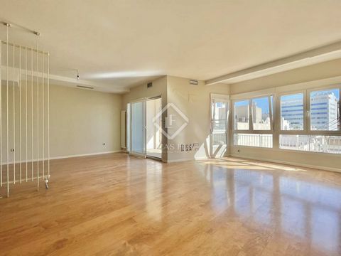Expansive 3-bedroom apartment boasting stunning views of Santa Barbara Castle from its spacious terrace. From the moment you enter, you are greeted by the bright living room, characterized by high ceilings and flooded with natural light. The open kit...