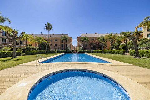 Welcome to your dream residence nestled in the quiet area of the Port of Javea! This ground floor apartment boasts a fusion of modern comfort such as underfloor heating and air conditioning and superb location, offering unparalleled convenience and w...
