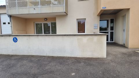 This commercial premises on the ground floor of 4 rooms for sale in Ouroux sur Saône, close to all shops, in perfect condition... Includes two offices for paramedical use with waiting room, kitchen area and 2 toilets. Currently rented for 3 year leas...