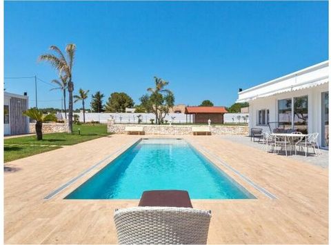 Villa Chez Papà is a luxurious villa with a swimming pool for 10 people, ideal for a vacation in Apulia on the beaches of the Ionian coast, in the Torre Borraco area. Pet are allowed.