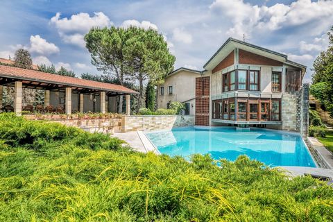 Wonderful single villa in a residence with swimming pool. The stone cladding integrates perfectly with the modern architecture and finishes, the high quality furnishings allow the livability and comfort that befit a level property. Private garden wit...