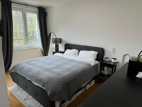 The flat is centrally located on the border of Prenzlauerberg and Mitte. Only a few minutes walk to Mauer Park and Oderberger Strasse and only 12 min walk to Rosenthalerplatz. Trams M1, M12 and M10 with less than 5 mins walking from the home. The U8 ...
