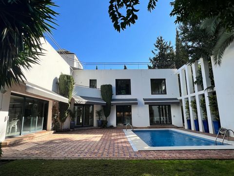 A stunning modern luxury recently reformed 4-bedroom, 4-bathroom villa located in Marbella's one of the prime golf destinations LAS BRISAS Nueva Andalucia This Spectacular property is distributed over two levels and offers a huge double living room w...