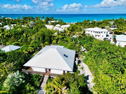 This villa is the second home on the northern side of Hummingbird Lane (east) in Leeward. The villa is a single storey home, just 1 block to the Grace Bay Beach access path. It is currently a successful vacation rental property. Set at the eastern ti...
