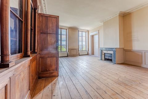 Immerse yourself in the charm of the old with this unique apartment on the Quai des Chartrons. With its period fittings and authentic woodwork, this 121 m² property offers a warm and refined atmosphere. Composed of two bedrooms and offering the possi...