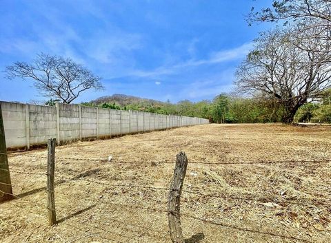 Discover the perfect canvas for your dreams with this prime lot for sale. Nestled in the vibrant hub of Huacas, to 15 minutes to Tamarindo, just a stone's throw away from the crossing to Brasilito, lies a versatile expanse of mixed-use land awaiting ...