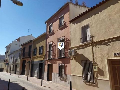 Deze woning met 5 slaapkamers van 181m2 is gelegen in het centrum van Lucena, in de provincie Cordoba, Andalusië, Spanje. Het herenhuis bestaat uit 3 niveaus. De begane grond heeft een hal die leidt naar de woon / eetkamer die aan de rechterkant leid...