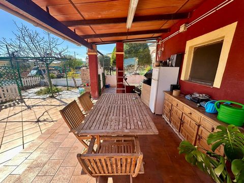 Villa in El Priorat de la Bisbal on a plot of 635m2, with 5 bedrooms, 3 of them doubles, equipped kitchen, living/dining room of 24m2 with fireplace, 2 bathrooms, garage and storage room. Its location is excellent if you like tranquility and large sp...