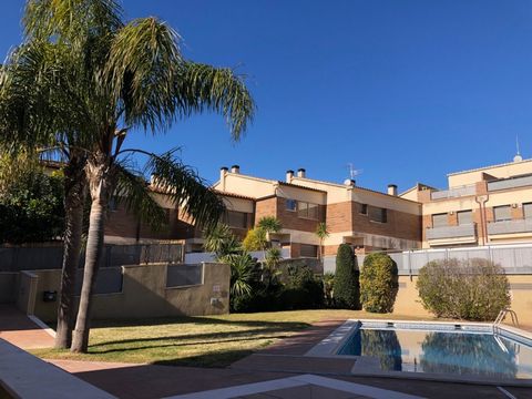 Beautiful semi-detached house in Bonavista, El Vendrell. This fantastic house has three bedrooms, two full bathrooms and a toilet, a nice private terrace. The property has a private garage with direct access from it. It has central air conditioning a...