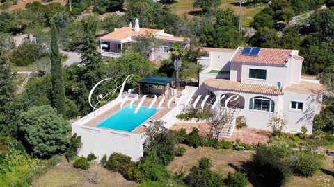 Located in Santa Bárbara de Nexe. Nestled in the esteemed community of Quinta das Raposeiras, this traditional 4-bedroom villa with a charming 1-bedroom guesthouse offers a lifestyle of luxury and tranquility. Perched near the summit of the hill, on ...