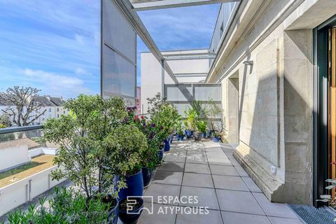 This beautiful T4 apartment of 111.47 m2 with elevator is located on the fourth floor of a high standing residence less than 300 m from the beach and shops. Resulting from a complete renovation in 2019 of a beautiful emblematic building in cut stone,...